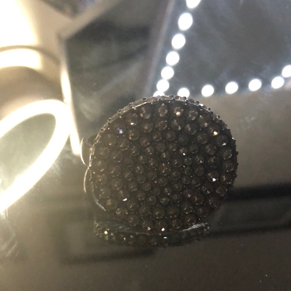 🌸 show Stopper  2finger ring Vince Camuto